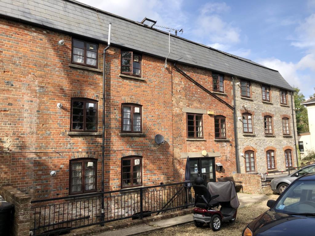 Lot: 95 - BLOCK OF SEVEN FLATS PLUS TWO GARAGE BLOCKS ON SUBSTANTIAL PLOT - alternative angle of the front of Westmill